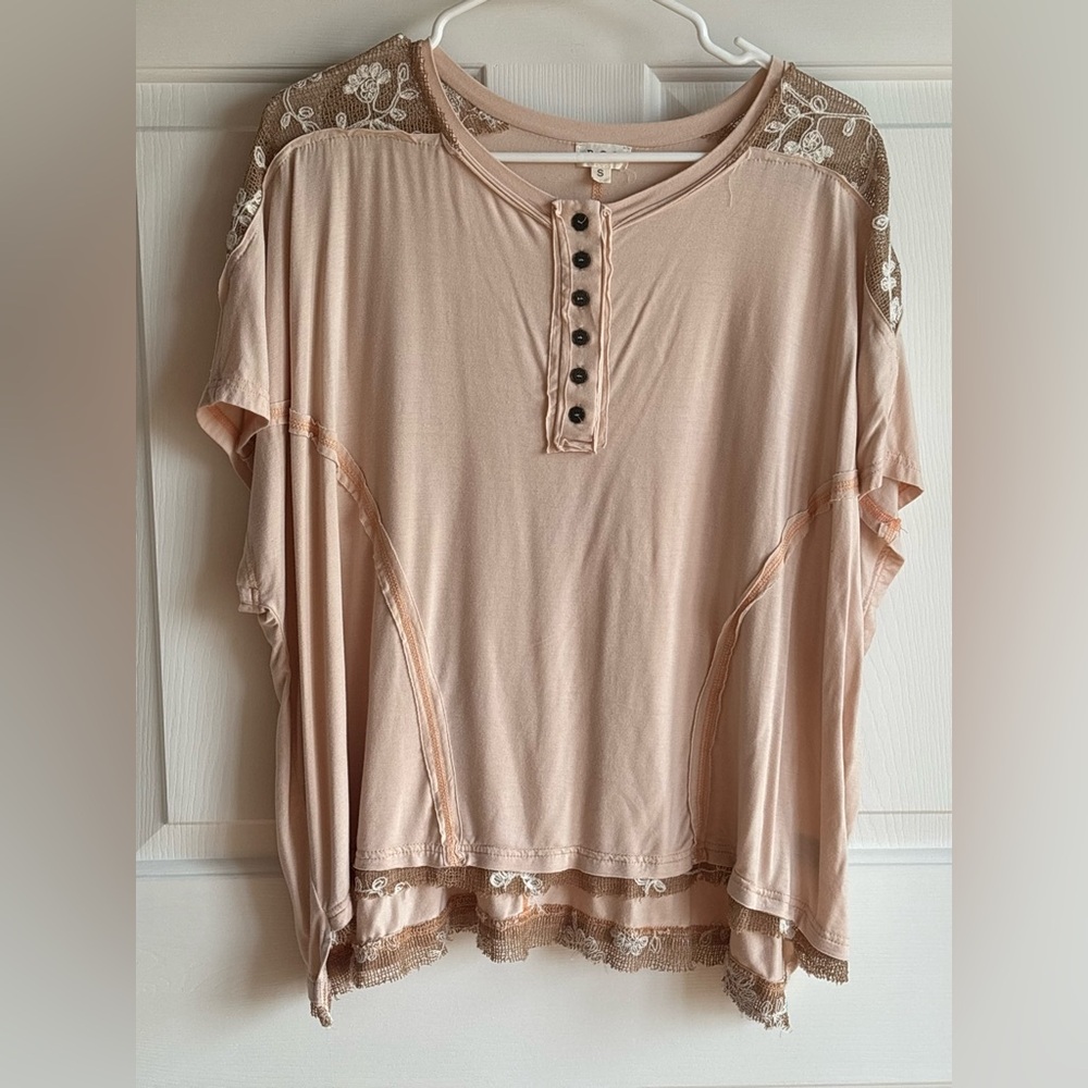 Women's Size Large/XL POL brand Lace Trim Blush Colored Top